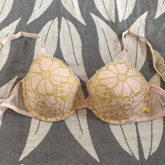 Victoria’s Secret 32D bra - Picture 1 of 3